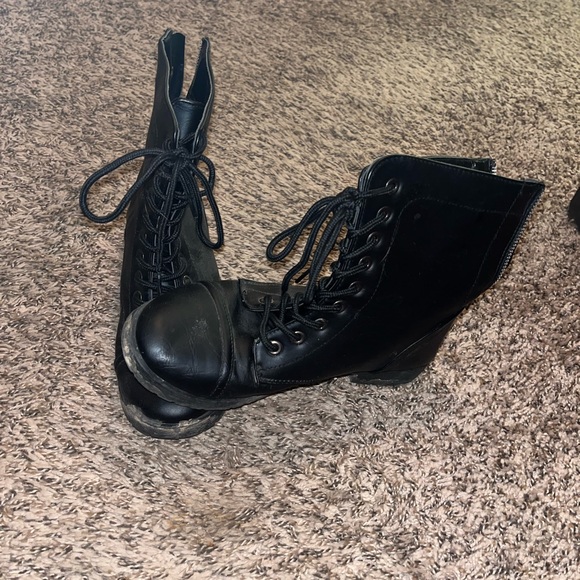 Rue 21 boots zip up in the back with laces, color black size 8 - Picture 2 of 4